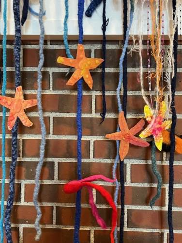 Småtrinnet har fingerheklet havet. Mellomtrinnet og ungdomstrinnet har laget alle skapningene i havet. 